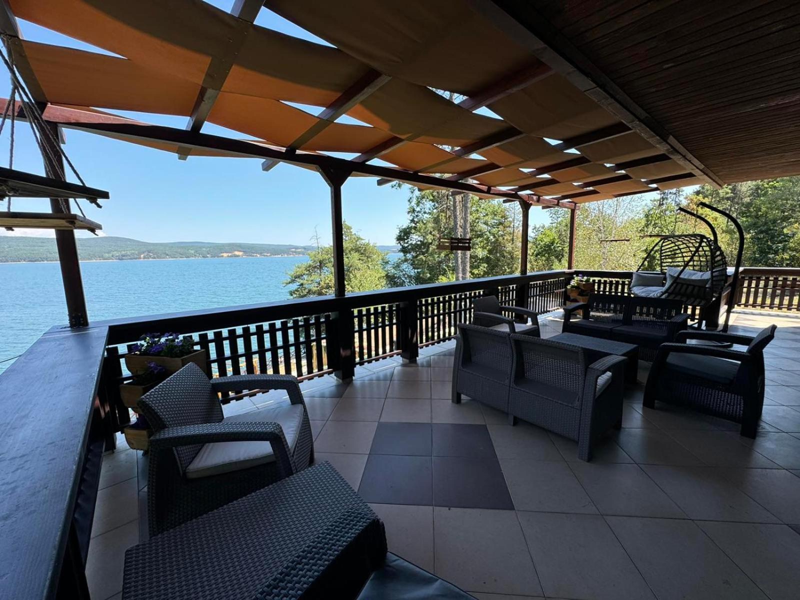 Villa Iskar Lake Residence By Bookvillabg Shtarkelovo Gnezdo Екстериор снимка