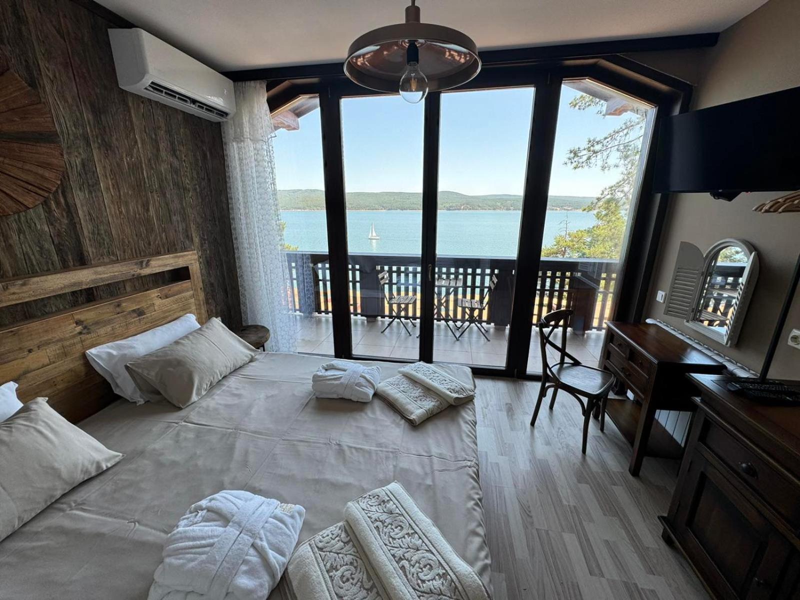 Villa Iskar Lake Residence By Bookvillabg Shtarkelovo Gnezdo Екстериор снимка